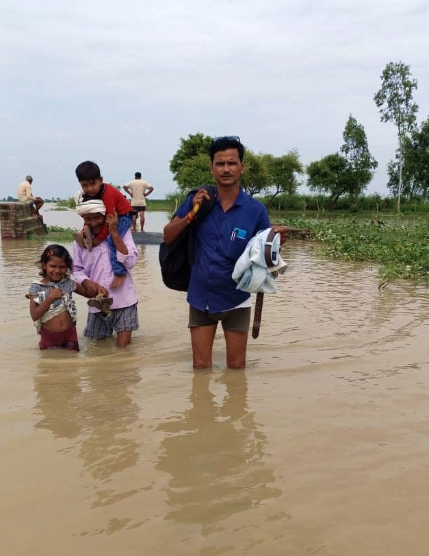 जरियनपुर-जलालाबाद हाईवे बाढ़ और बारिश में कट कर बना गड्ढा। संवाद