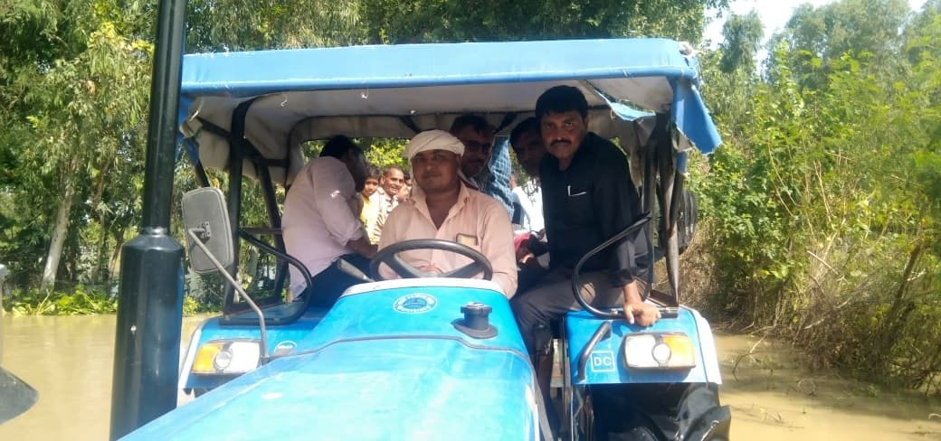 जरियनपुर-जलालाबाद हाईवे बाढ़ और बारिश में कट कर बना गड्ढा। संवाद