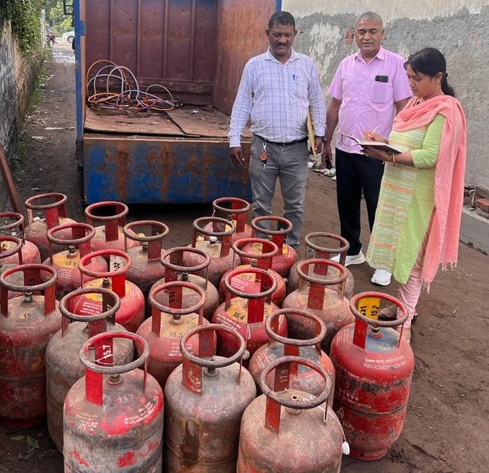 काशीपुर मुख्य बाजार से अतिक्रमण हटवाते तहसीलदार। संवाद काशीपुर मुख्य बाजार से अतिक्रमण हटवाते तहसीलदार। संवाद