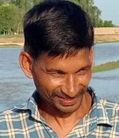 नगरिया खनू में कम हो रहा बाढ़ का पानी। संवाद