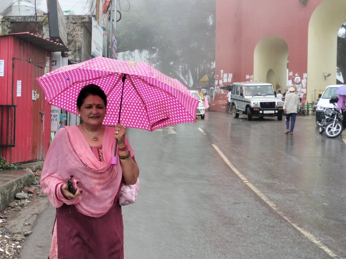 नाहन में दोपहर बाद हुई बारिश से बचने के लिए भागते लोग। संवाद नाहन में दोपहर बाद हुई बारिश से बचने के लिए भागते लोग। संवाद