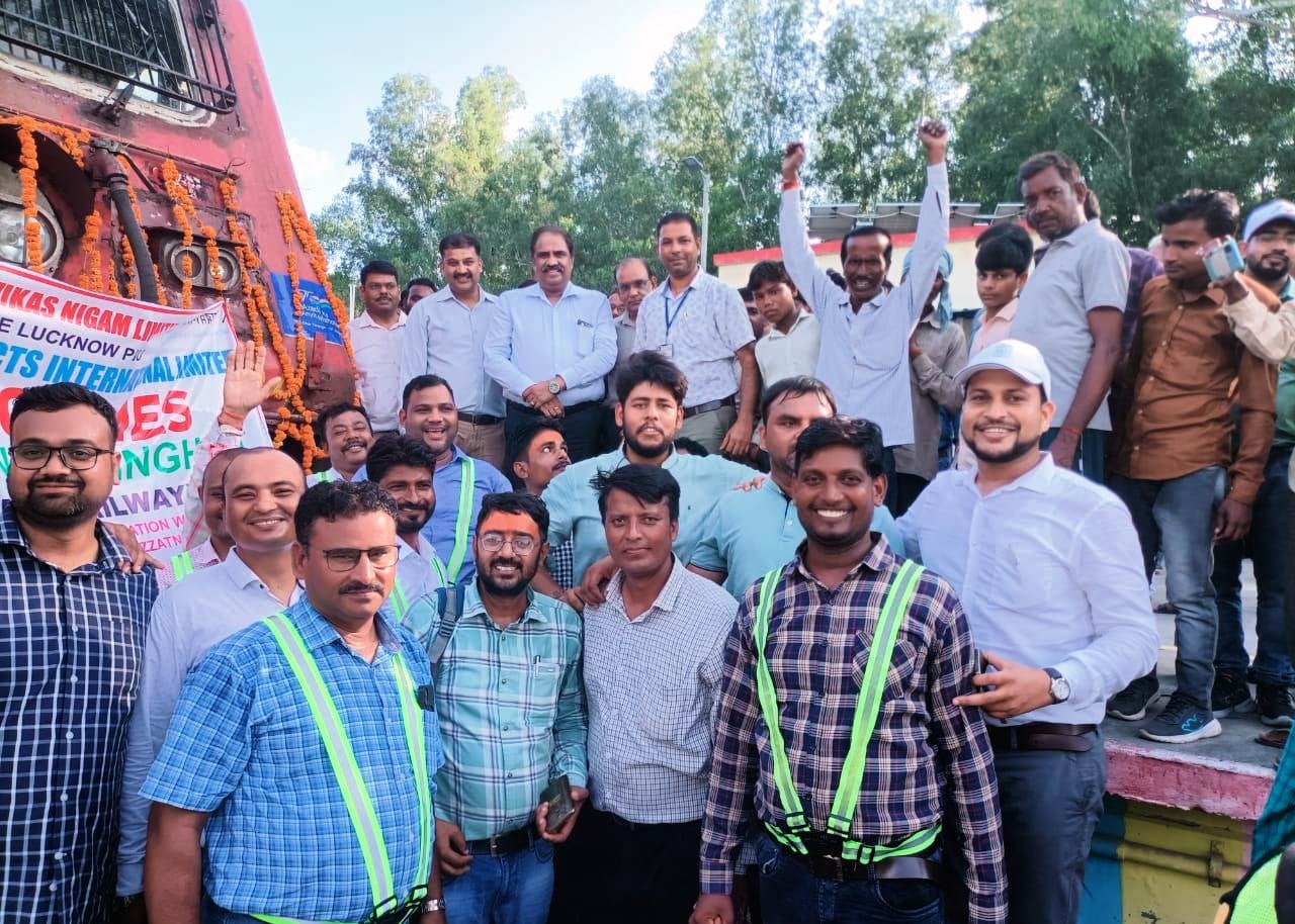 रेल विद्युतीकरण का निरीक्षण करते पीसीईई संजय सिंघल रेल विद्युतीकरण का निरीक्षण करते पीसीईई संजय सिंघल