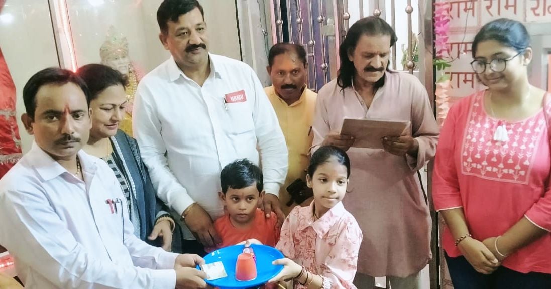दलेलगंज स्थित ठाकुरद्वारा राममंदिर में सजाई गई भगवान श्रीकृष्ण-राधा की झांकी। संस्था
