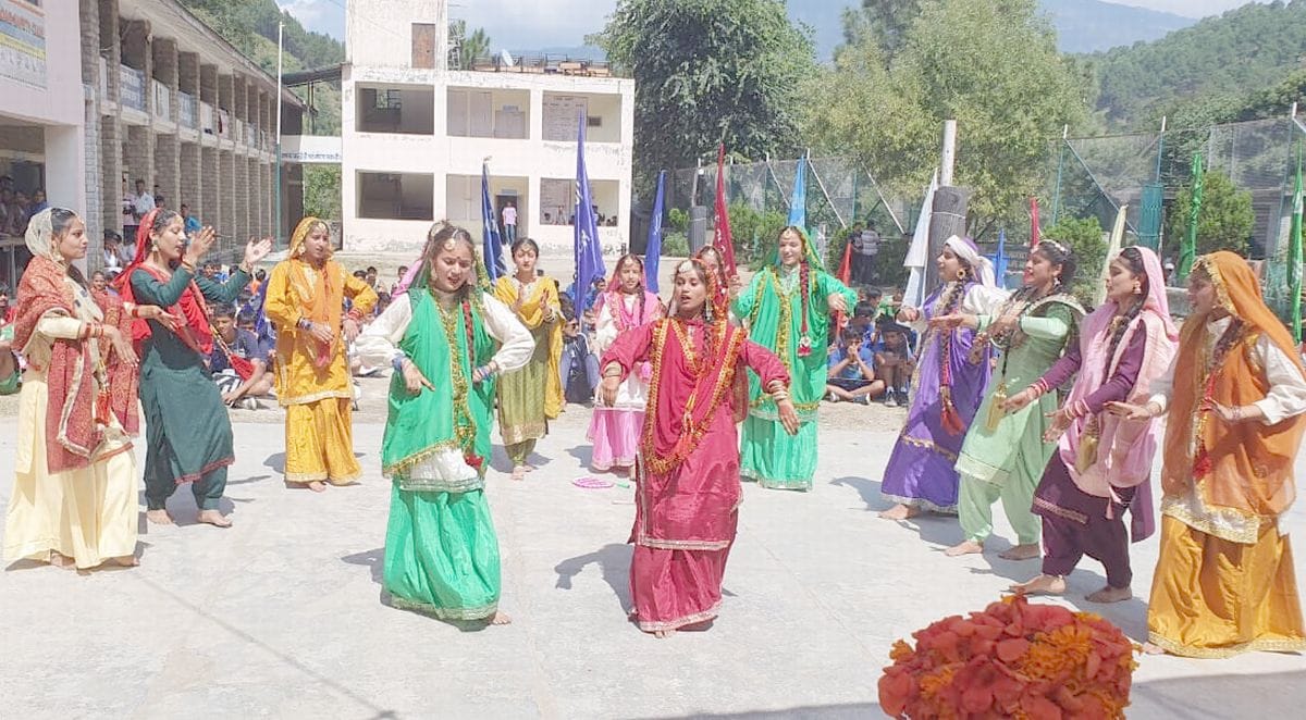 चंबा के चनेड स्कूल में खेलकूद प्रतियोगिता के समापन समारोह में प्रस्तुति देती छात्राऐं।स्त्रोत:स चंबा के चनेड स्कूल में खेलकूद प्रतियोगिता के समापन समारोह में प्रस्तुति देती छात्राऐं।स्त्रोत:स