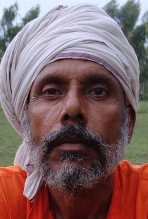 कुण्डरी आश्रम जाने वाली सड़क पर बह रहे रामगंगा की बाढ़ के पानी के बीच से स्कूल जाते शिक्षक कुलदीप कुण्डरी आश्रम जाने वाली सड़क पर बह रहे रामगंगा की बाढ़ के पानी के बीच से स्कूल जाते शिक्षक कुलदीप