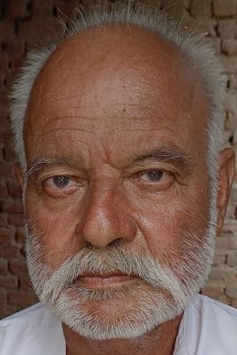 कुण्डरी आश्रम जाने वाली सड़क पर बह रहे रामगंगा की बाढ़ के पानी के बीच से स्कूल जाते शिक्षक कुलदीप कुण्डरी आश्रम जाने वाली सड़क पर बह रहे रामगंगा की बाढ़ के पानी के बीच से स्कूल जाते शिक्षक कुलदीप