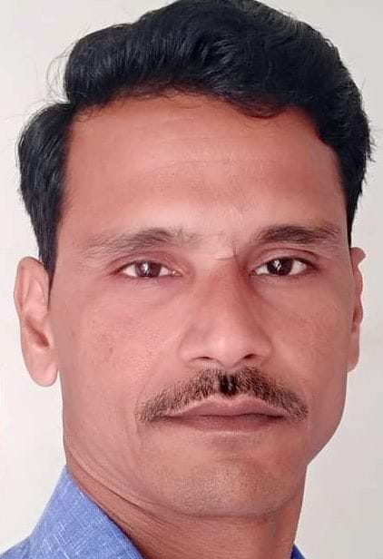 कुण्डरी आश्रम जाने वाली सड़क पर बह रहे रामगंगा की बाढ़ के पानी के बीच से स्कूल जाते शिक्षक कुलदीप कुण्डरी आश्रम जाने वाली सड़क पर बह रहे रामगंगा की बाढ़ के पानी के बीच से स्कूल जाते शिक्षक कुलदीप