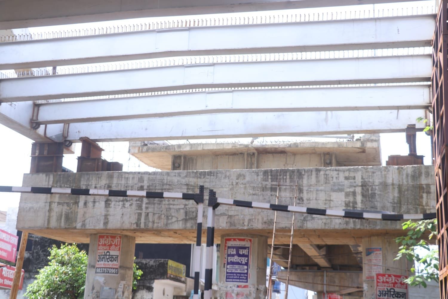 काशीपुर के बाजपुर रोड पर रेलवे क्रांसिंग के ऊपर निर्माणाधीन आरओबी व गुजरती ट्रेन संचालित विद्यु काशीपुर के बाजपुर रोड पर रेलवे क्रांसिंग के ऊपर निर्माणाधीन आरओबी व गुजरती ट्रेन संचालित विद्यु
