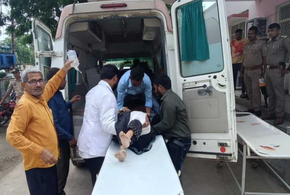 लीलापुर थाने के तिना चितरी गांव के समीप राजमार्ग पर आमने सामने टकराई कार व ट्रैक्टर। संवाद लीलापुर थाने के तिना चितरी गांव के समीप राजमार्ग पर आमने सामने टकराई कार व ट्रैक्टर। संवाद