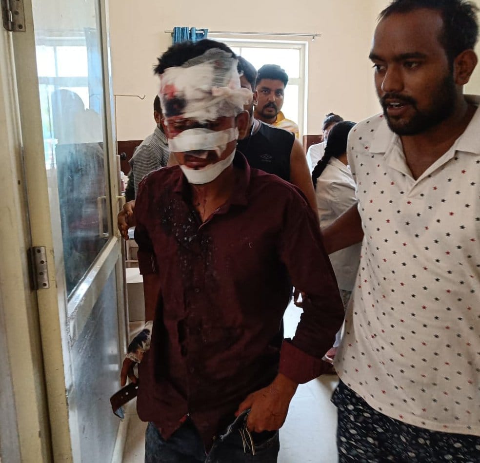 लीलापुर थाने के तिना चितरी गांव के समीप राजमार्ग पर आमने सामने टकराई कार व ट्रैक्टर। संवाद लीलापुर थाने के तिना चितरी गांव के समीप राजमार्ग पर आमने सामने टकराई कार व ट्रैक्टर। संवाद