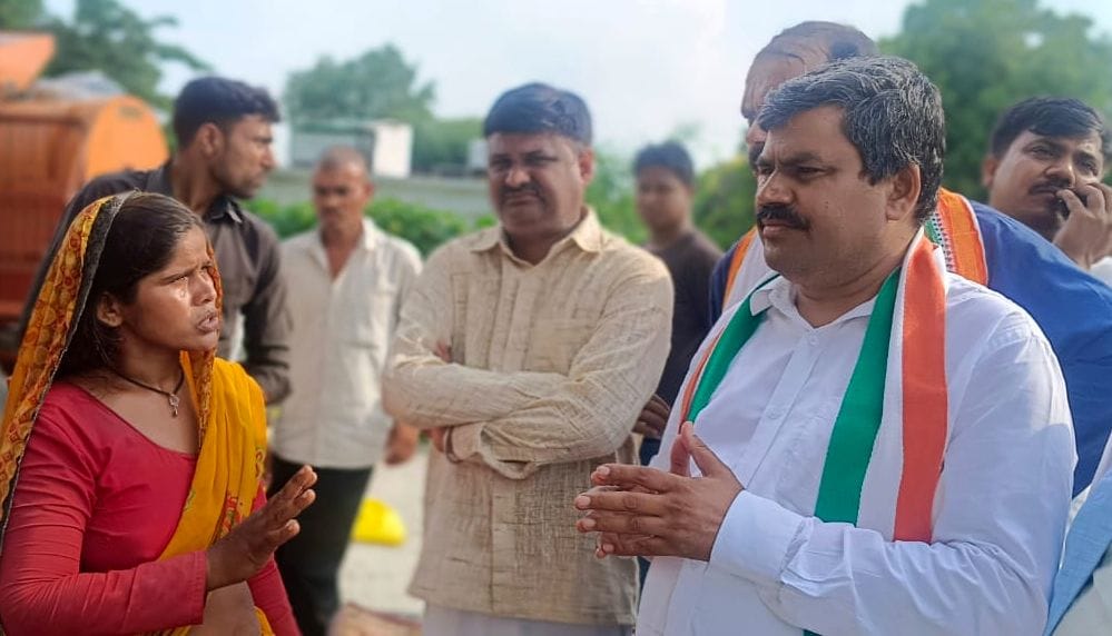मोहिउद्दीनपुर गौस गांव में मृतक होरीलाल के परिजनों को सांत्वना देने पंहुचे पूर्व विधायक संजय गु