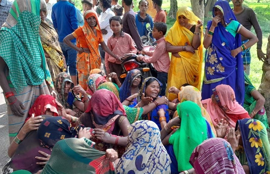 मार्ग हादसे में अध्यापक अख्तर रजा की मौत के बाद सदर कोतवाली का घेराव करते शिक्षक संवाद मार्ग हादसे में अध्यापक अख्तर रजा की मौत के बाद सदर कोतवाली का घेराव करते शिक्षक संवाद