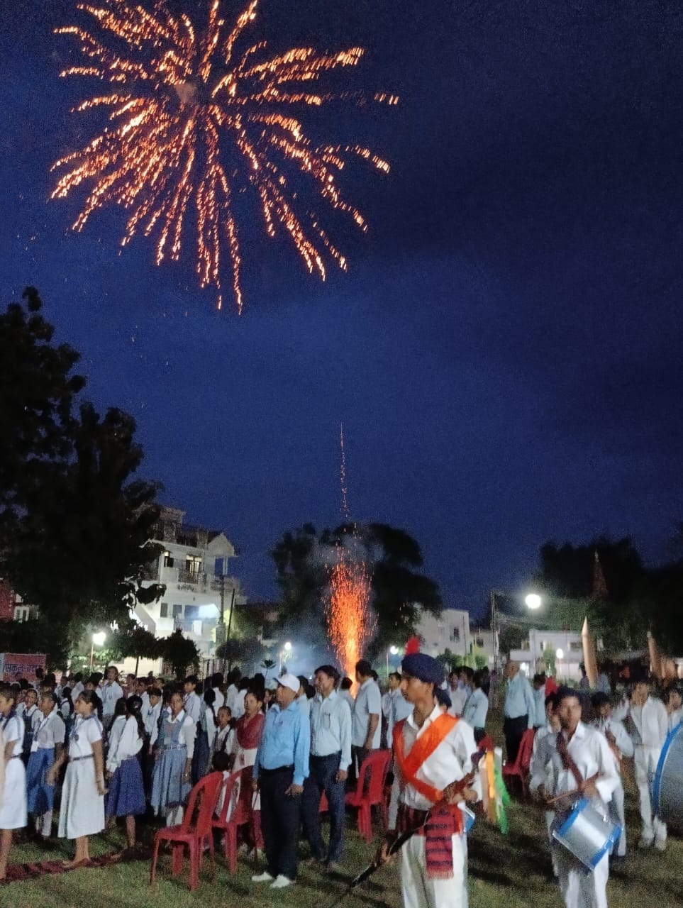 शहर के सन्तराम सरस्वती शिशु मंदिर मे प्रातीय खेलकूद समारोह का शुभारंभ करते अतिथि ।संवाद