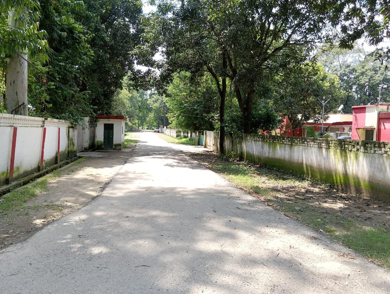 शहर की यशवंतरी देवी मंदिर जाने वाली खस्ताहाल सड़क । संवाद