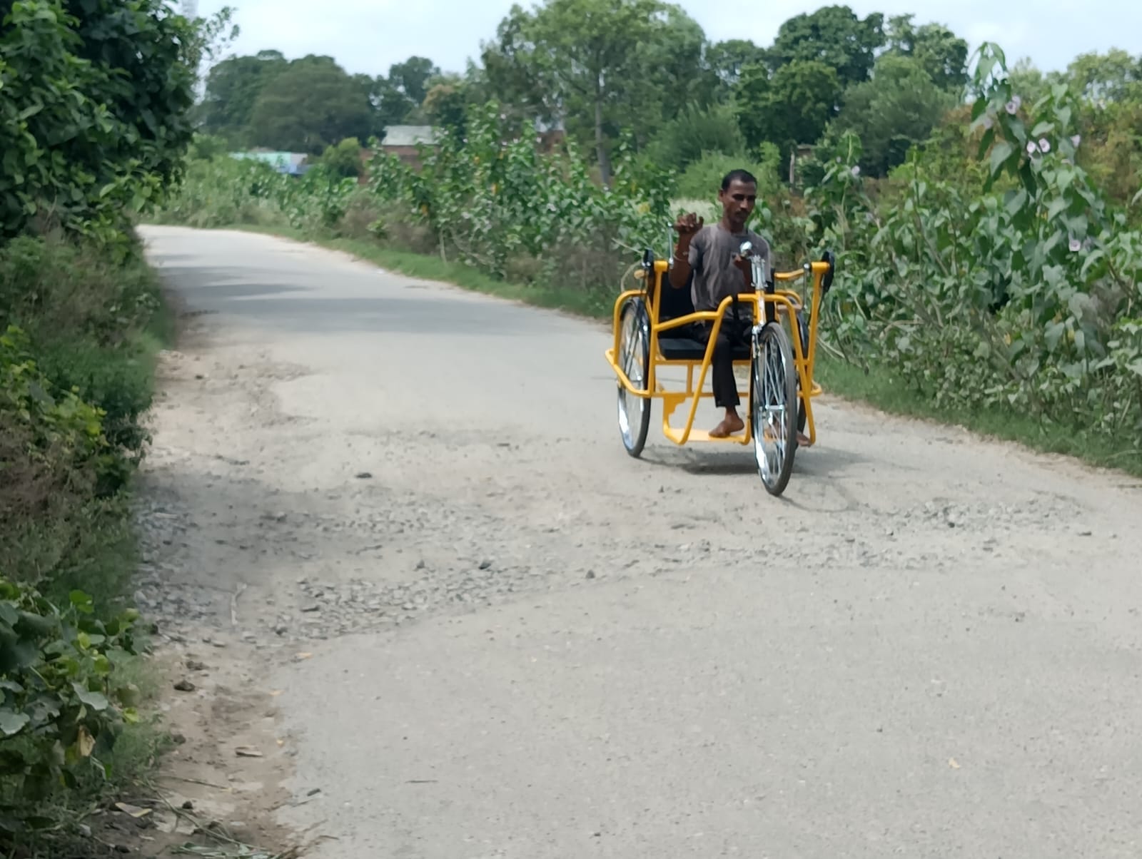 शहर की यशवंतरी देवी मंदिर जाने वाली खस्ताहाल सड़क । संवाद