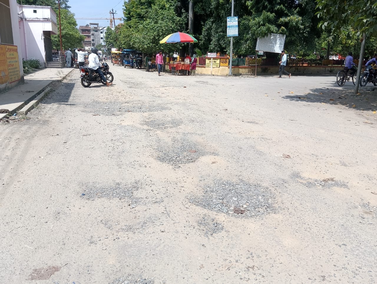 शहर की यशवंतरी देवी मंदिर जाने वाली खस्ताहाल सड़क । संवाद