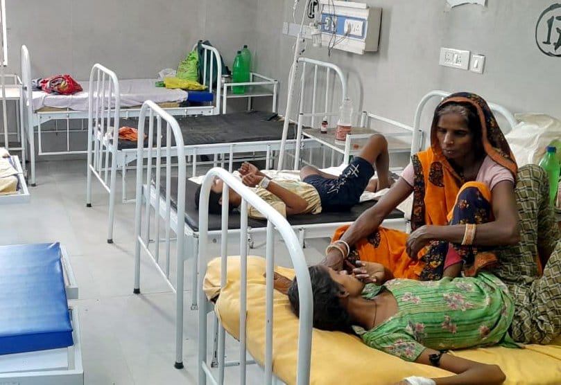 दवा वितरण कक्ष के सामने लगी मरीजों की भीड़ दवा वितरण कक्ष के सामने लगी मरीजों की भीड़