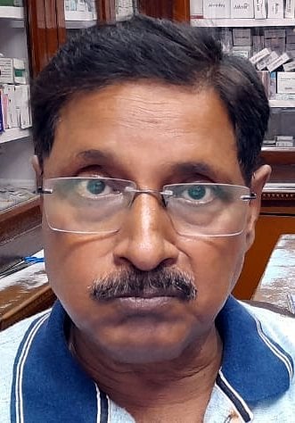 दवाई की दुकान पर खरीदारी करते लोग दवाई की दुकान पर खरीदारी करते लोग
