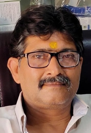 दवाई की दुकान पर खरीदारी करते लोग दवाई की दुकान पर खरीदारी करते लोग
