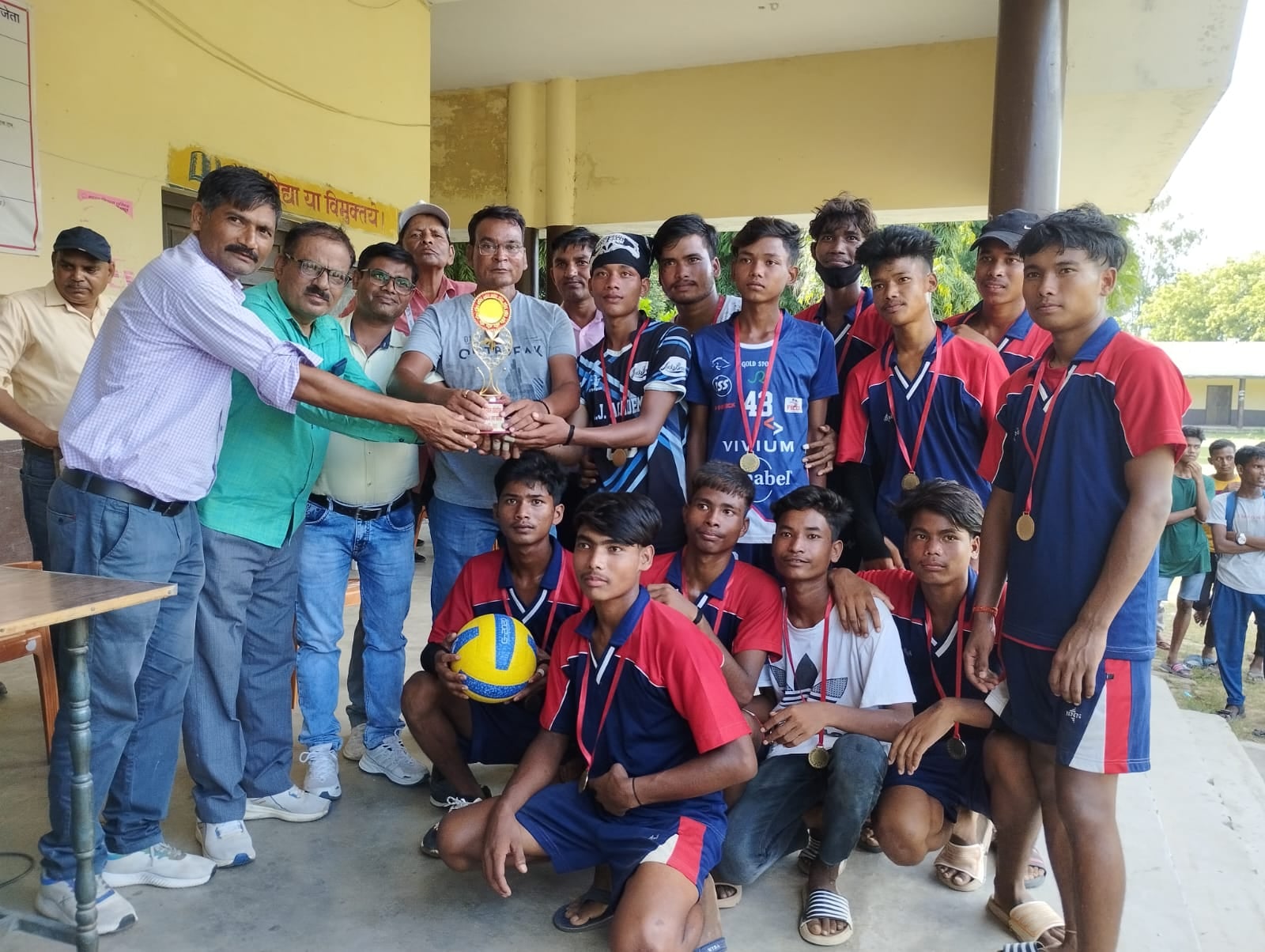 धर्मसभा इंटर कॉलेज में वालीबाॅल मैच खेलते खिलाड़ी धर्मसभा इंटर कॉलेज में वालीबाॅल मैच खेलते खिलाड़ी