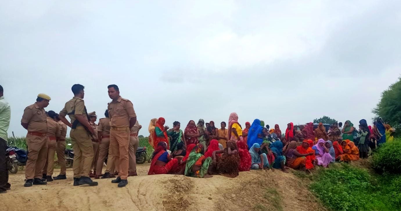 उमरछा गांव में होरीलाल के अंतिम संस्कार में जुटी भीड़ संवाद उमरछा गांव में होरीलाल के अंतिम संस्कार में जुटी भीड़ संवाद