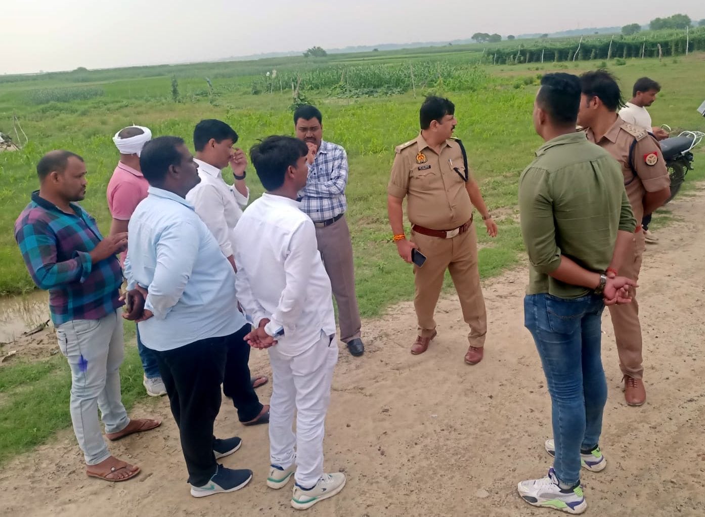 उमरछा गांव में होरीलाल के अंतिम संस्कार में जुटी भीड़ संवाद उमरछा गांव में होरीलाल के अंतिम संस्कार में जुटी भीड़ संवाद