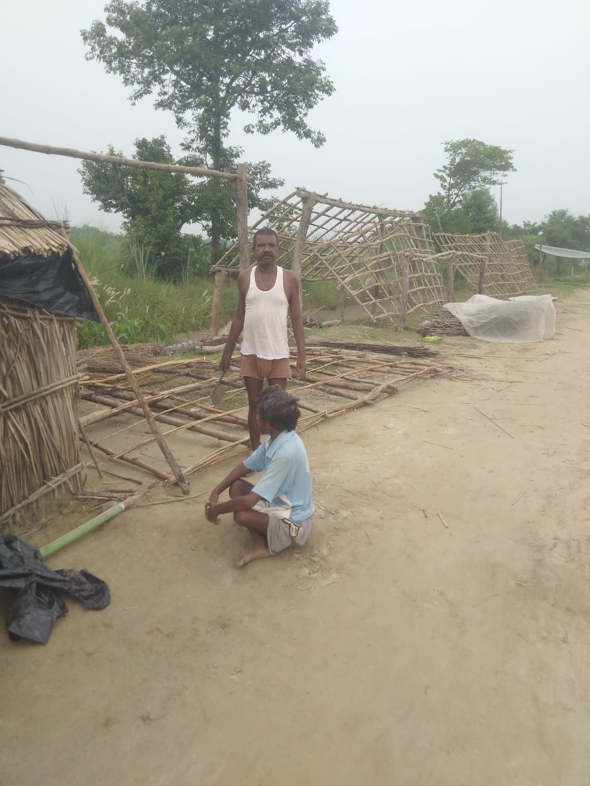 चकपुर्वागांव में पंचायत भवन का कटान करती शारदा नदी