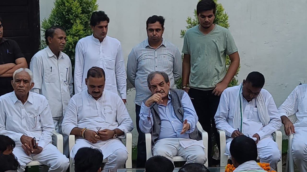 फोटो 45- सोनीपत रोड स्थित विश्राम गृह में कार्यकर्ताओं को संबोधित करते पूर्व केंद्रीय मंत्री बी फोटो 45- सोनीपत रोड स्थित विश्राम गृह में कार्यकर्ताओं को संबोधित करते पूर्व केंद्रीय मंत्री बी