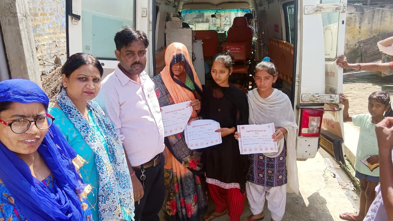 जिला अस्पताल में पर्चा बनवाने के लिए लगी मरीजों की भीड़। संवाद