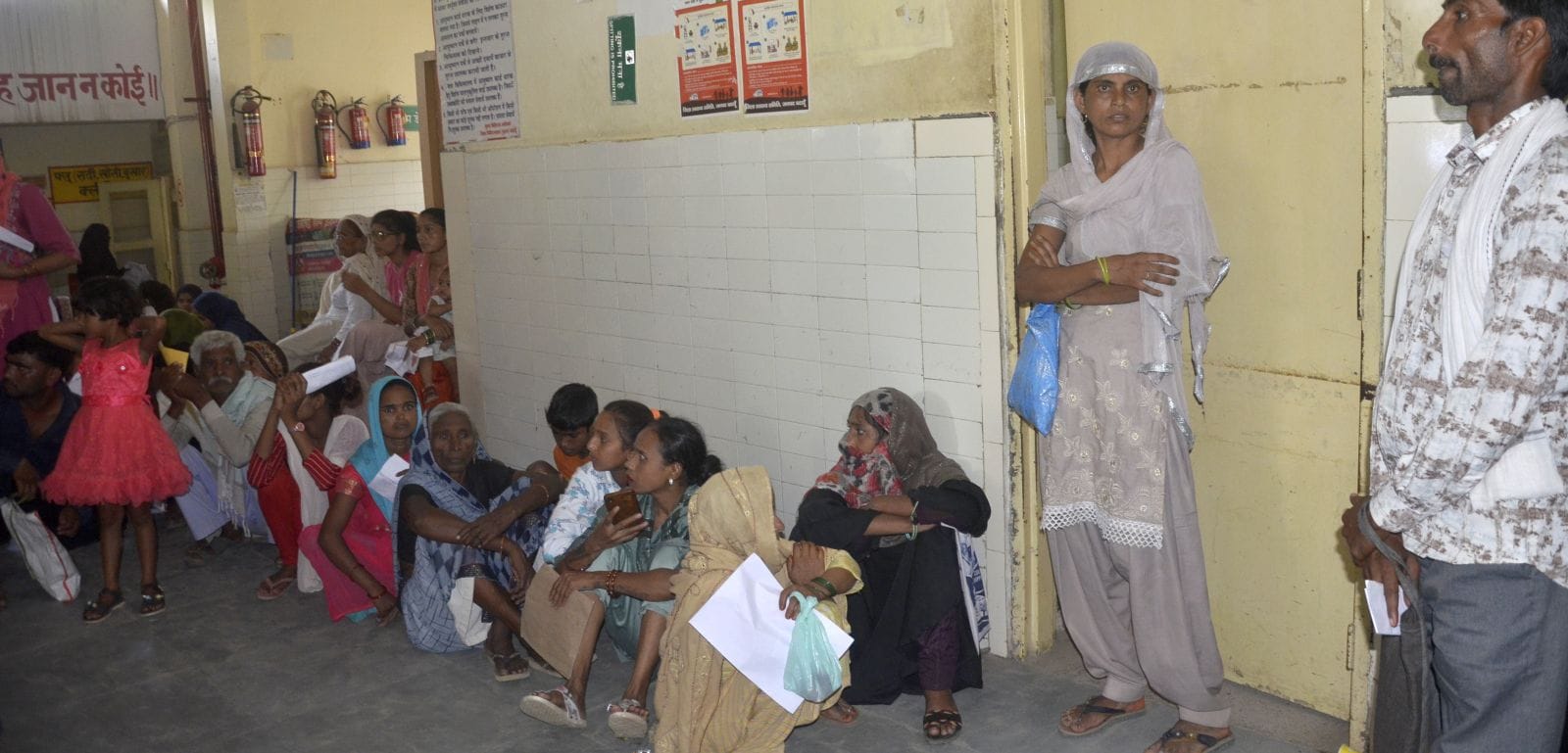 जिला अस्पताल में पर्चा बनवाने के लिए लगी मरीजों की भीड़। संवाद