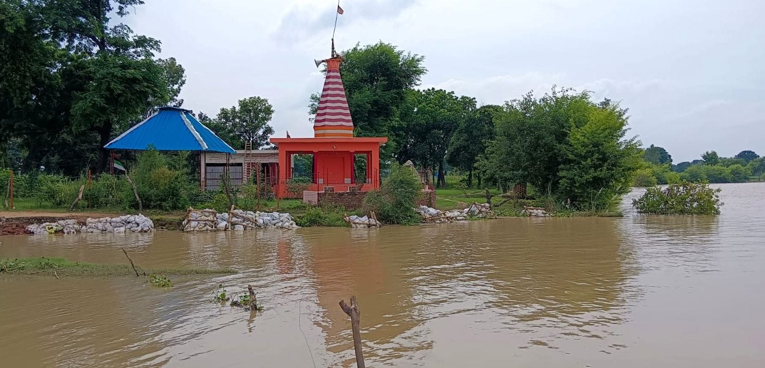 जलालाबाद क्षेत्र में रामगंगा नदी का निरीक्षण करते एडीएम वित्त एवं राजस्व सुरेश कुमार।सूचना विभा