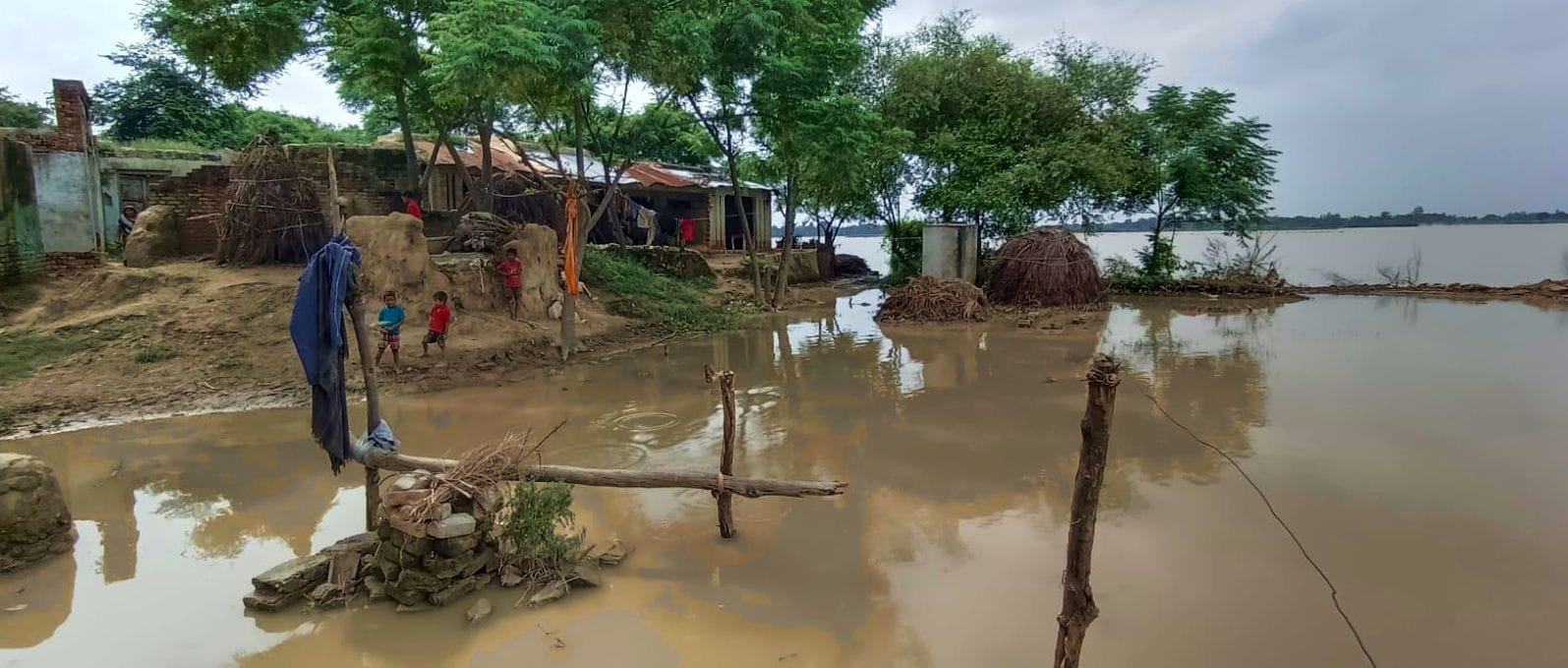 जलालाबाद क्षेत्र में रामगंगा नदी का निरीक्षण करते एडीएम वित्त एवं राजस्व सुरेश कुमार।सूचना विभा