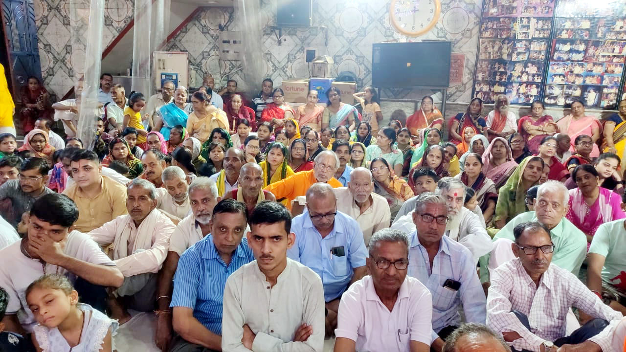 कथा सुनाते भूदेश शंखधार महाराज। संवाद