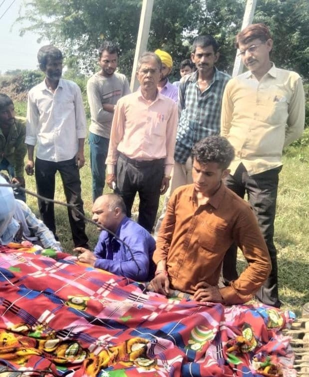 लालगंज के धधुआ गाजन में सर्पदंश से मरे सगे भाइयों का अंतिम संस्कार करते परिजन। संवाद लालगंज के धधुआ गाजन में सर्पदंश से मरे सगे भाइयों का अंतिम संस्कार करते परिजन। संवाद