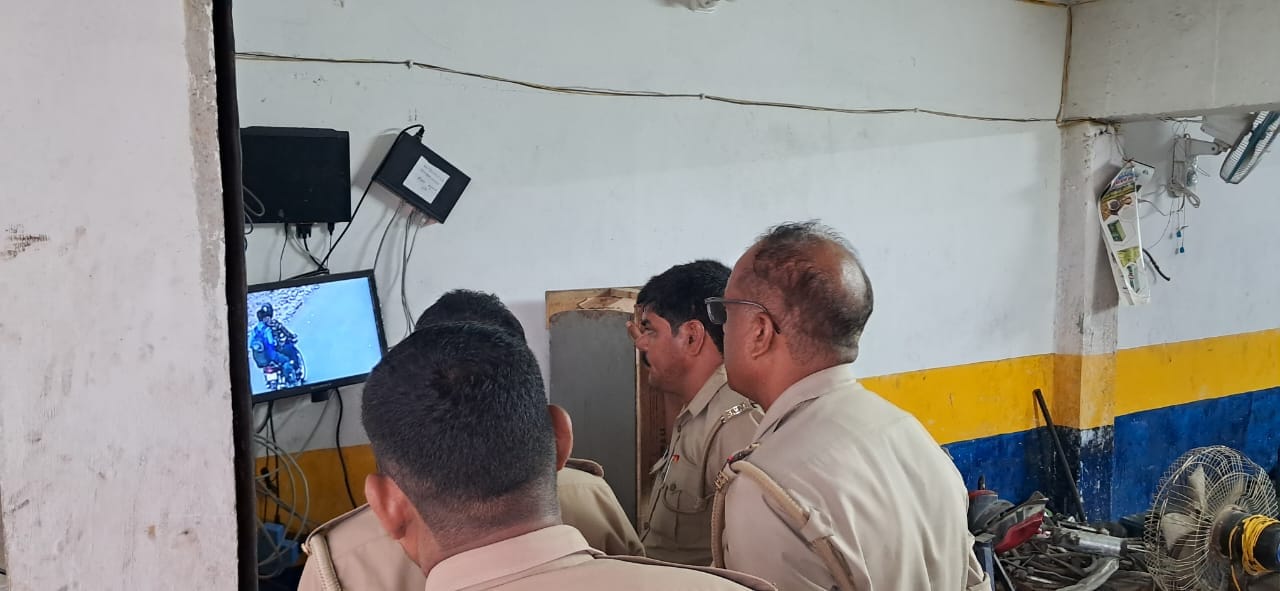 लूट की घटना के बारे में बताते पीड़ित । संवाद लूट की घटना के बारे में बताते पीड़ित । संवाद