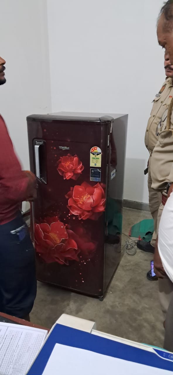 लूट की घटना के बारे में बताते पीड़ित । संवाद लूट की घटना के बारे में बताते पीड़ित । संवाद