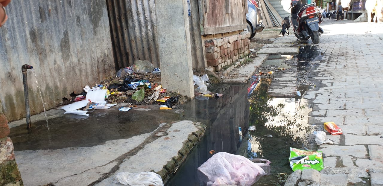ओयल के मोहल्ला एकतानगर में गंदगी से चोक नाला ओयल के मोहल्ला एकतानगर में गंदगी से चोक नाला