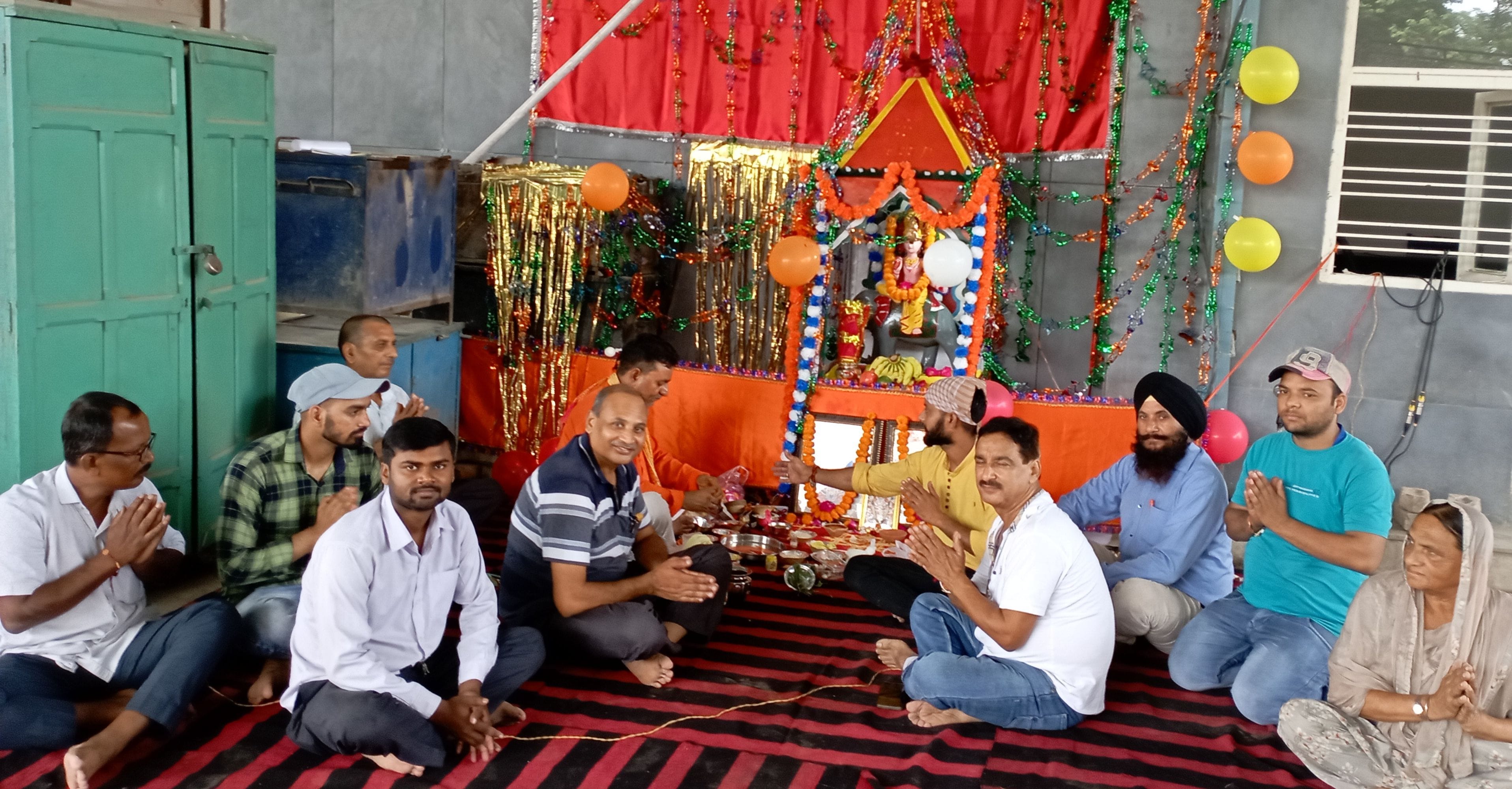 पूजा अर्चना करते विश्वकर्मा महासभा के सदस्य ।स्रोत विश्वकर्मा महासभा पूजा अर्चना करते विश्वकर्मा महासभा के सदस्य ।स्रोत विश्वकर्मा महासभा