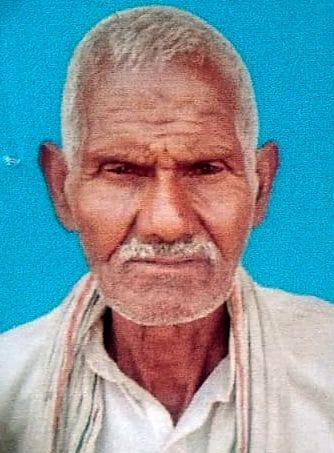 पोस्टमार्टम हाउस में बैठा मृतक जगन्नाथ उर्फ जागन का पुत्र। संवाद