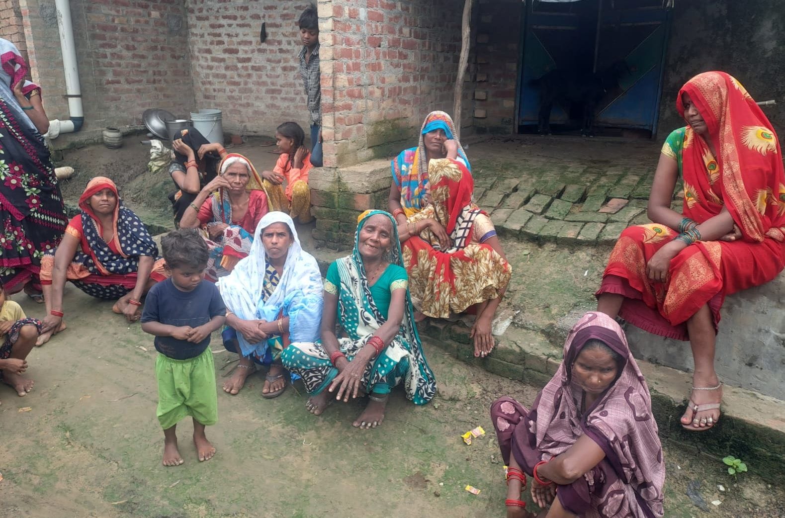 पोस्टमार्टम हाउस में बैठा मृतक जगन्नाथ उर्फ जागन का पुत्र। संवाद