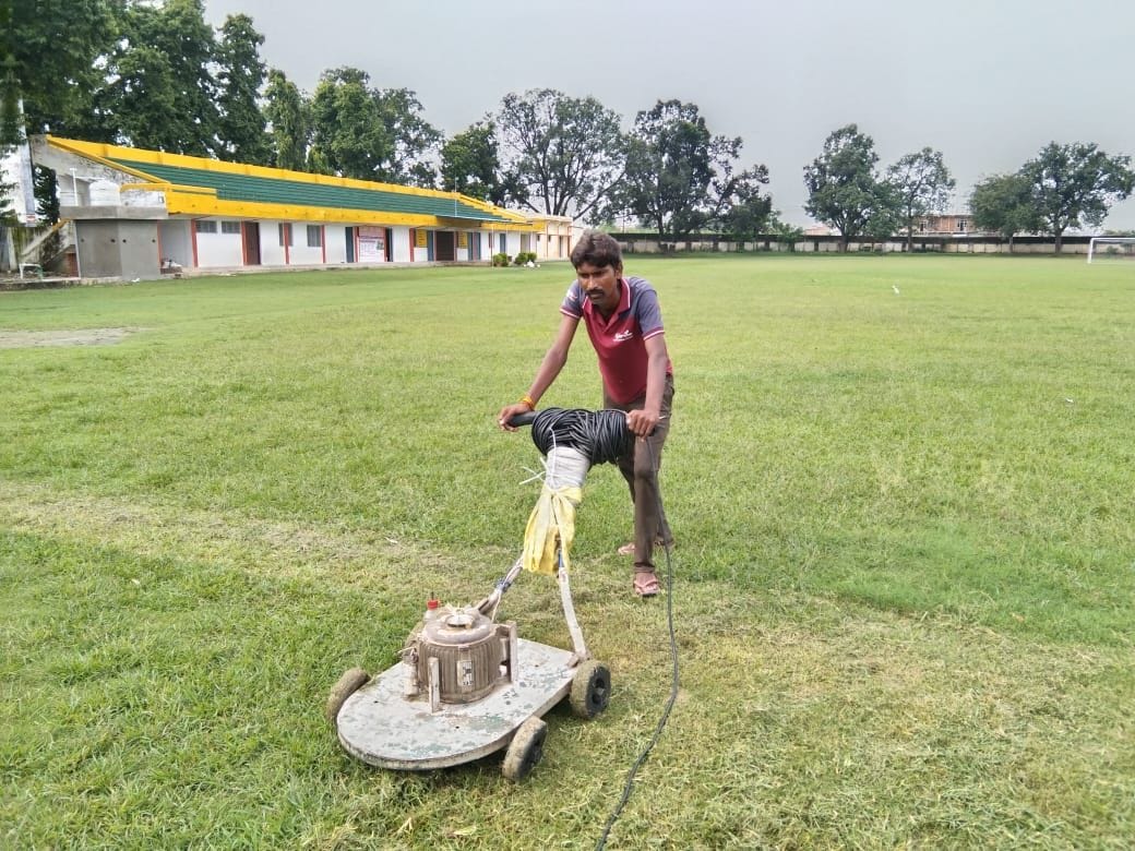स्पोर्ट्स स्टेडियम के मैदान में लगी मंडलों के नाम की पट्टिकाएं। संवाद