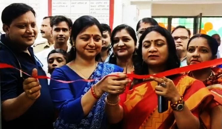 शाहजहांपुर के राजकीय औद्योगिक संस्थान में हवन-पूजन करते शिक्षक व स्टाफ