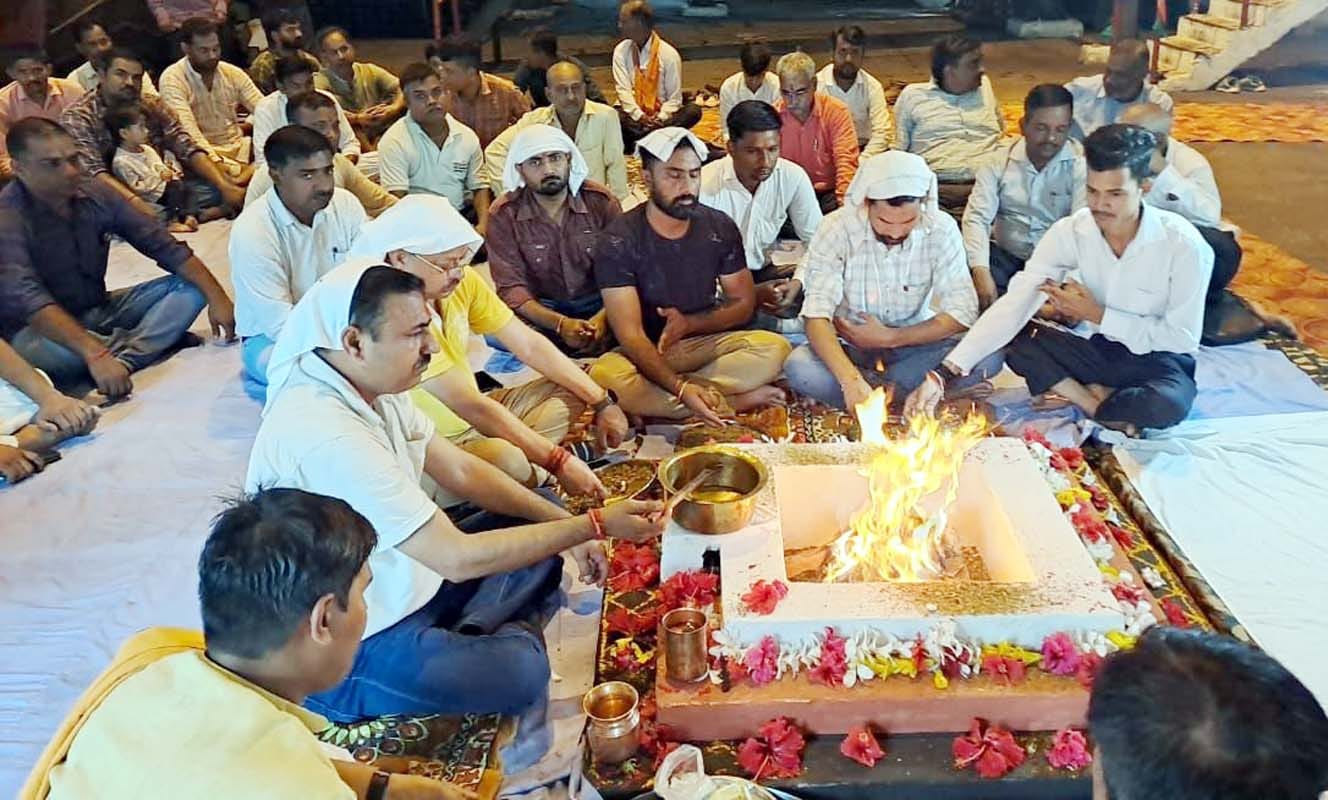 शाहजहांपुर के राजकीय औद्योगिक संस्थान में हवन-पूजन करते शिक्षक व स्टाफ