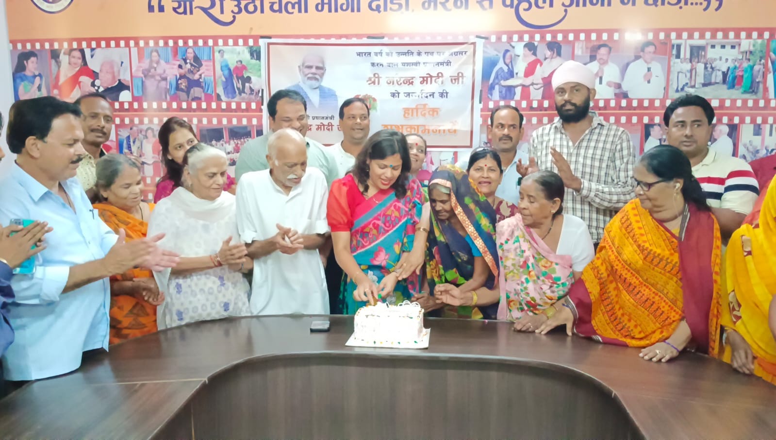 शहर के गौरी शंकर मंदिर में पूजा अर्चना करते जिलाअध्यक्ष व भाजपा कार्यकर्ता । स्त्रोत - भाजपा पद