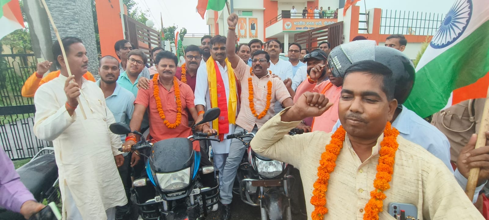 शहर के गौरी शंकर मंदिर में पूजा अर्चना करते जिलाअध्यक्ष व भाजपा कार्यकर्ता । स्त्रोत - भाजपा पद