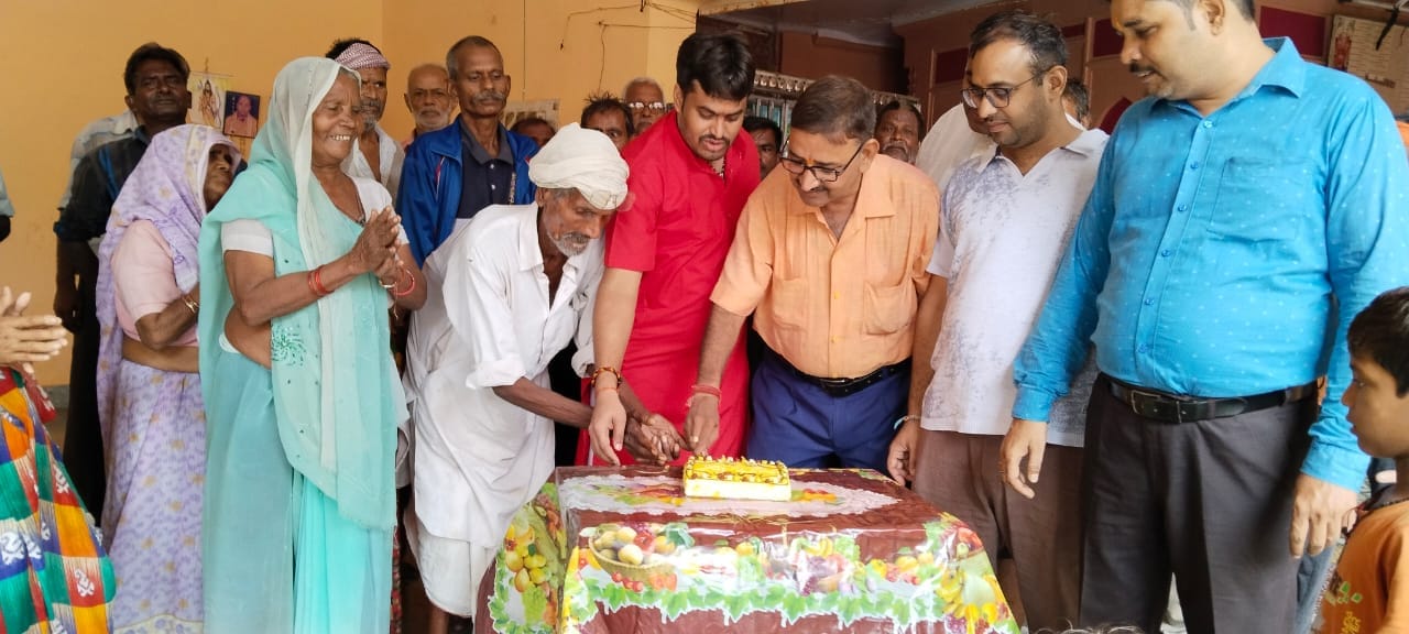 शहर के गौरी शंकर मंदिर में पूजा अर्चना करते जिलाअध्यक्ष व भाजपा कार्यकर्ता । स्त्रोत - भाजपा पद