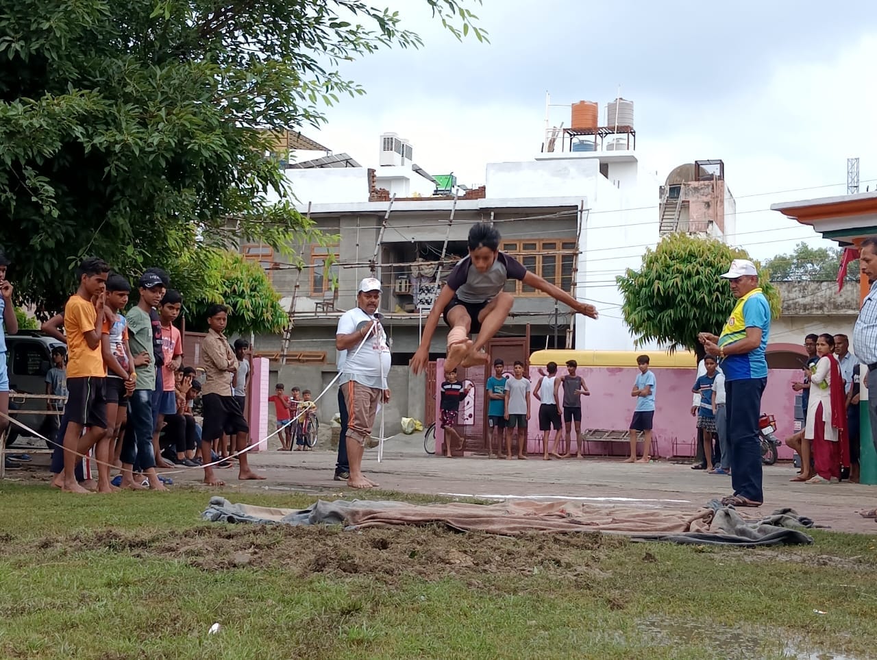 शहर के संतराम सरस्वती शिशु मंदिर में आयोजित खेलकूद में उंची कूद प्रतियोगिता में प्रतिभाग करती शहर के संतराम सरस्वती शिशु मंदिर में आयोजित खेलकूद में उंची कूद प्रतियोगिता में प्रतिभाग करती