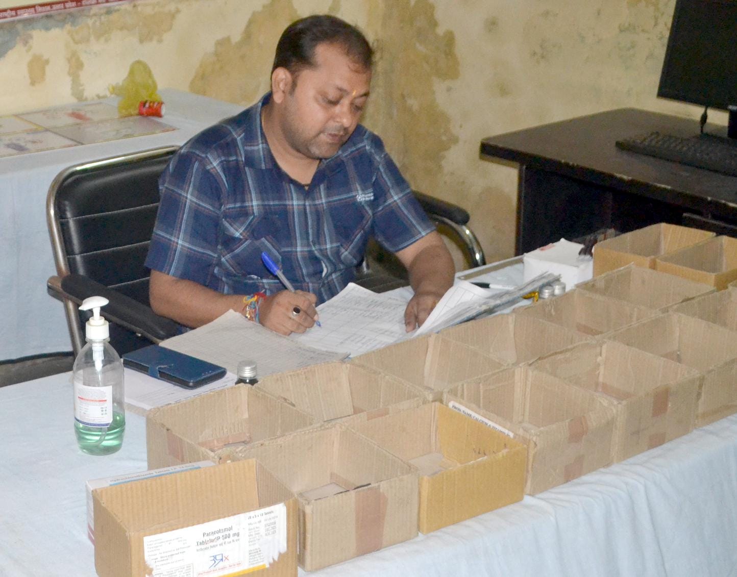 शामली ब्लाक रोड अर्बन अस्पताल में आयोजित  आरोग्य मेले में   मौजूद  फार्मेटिस्ट   व वार्ड वाय