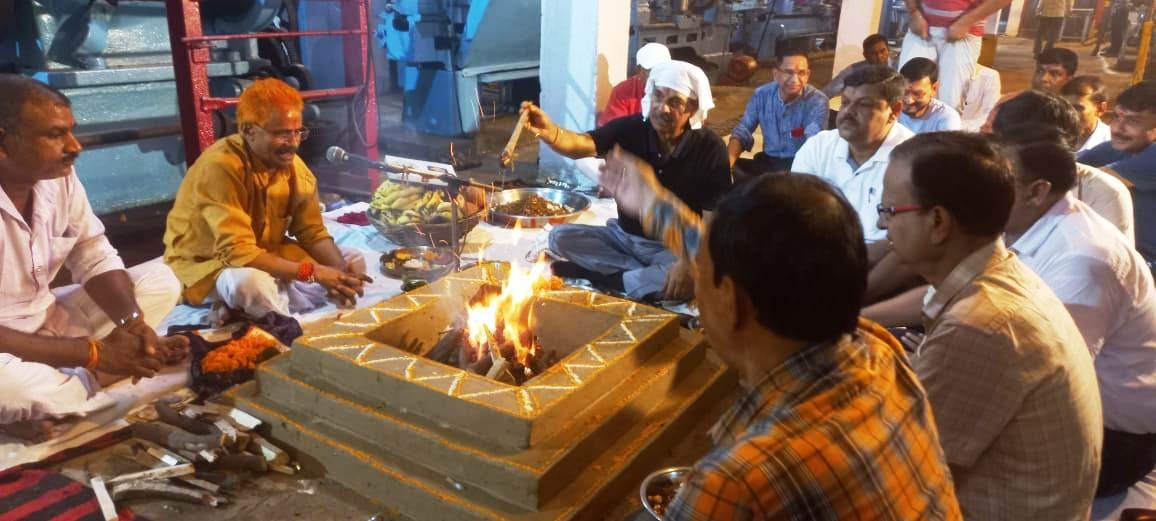 विश्वकर्मा जंयती पर बरखेड़ा चीनी मिल में आयोजित हवन पूजन में मौजूद अधिकारी व कर्मचारी । संवाद