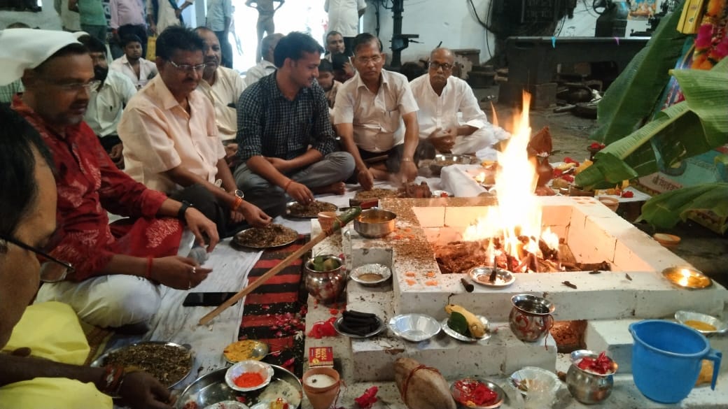 विश्वकर्मा जंयती पर बरखेड़ा चीनी मिल में आयोजित हवन पूजन में मौजूद अधिकारी व कर्मचारी । संवाद